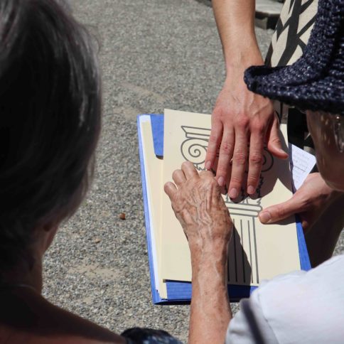 visite tactile au jardin botanique, 2 mains au contact d'un document